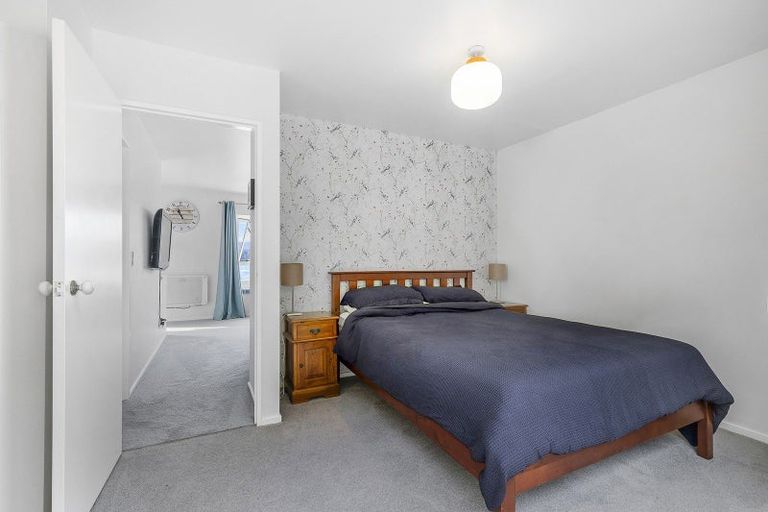 Photo of property in 2/420 Queens Drive, Lyall Bay, Wellington, 6022