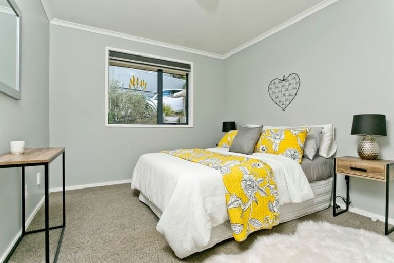 Photo of property in 21 Nottingham Place, Northcross, Auckland, 0630