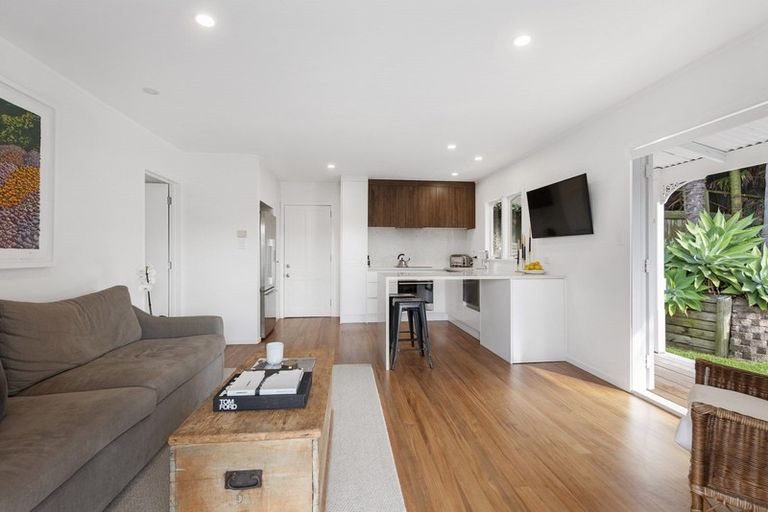 Photo of property in 2/16 Woodside Avenue, Northcote, Auckland, 0627