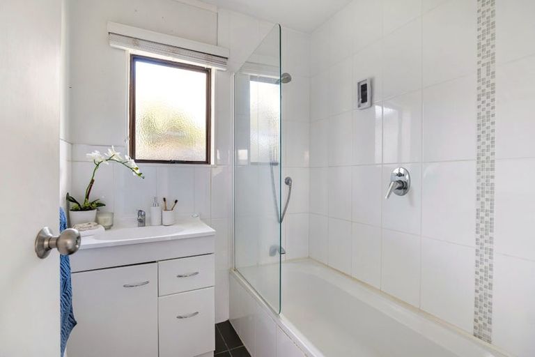 Photo of property in 15a Ngahere Views, Orewa, 0931