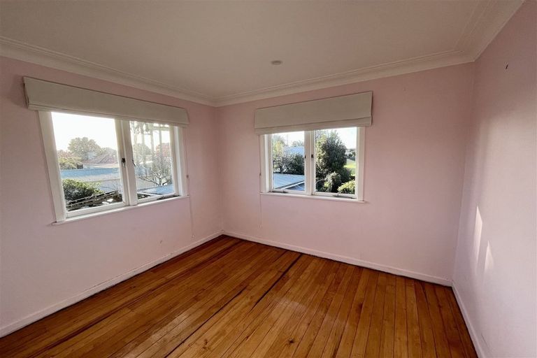 Photo of property in 21 Yeovil Road, Te Atatu Peninsula, Auckland, 0610