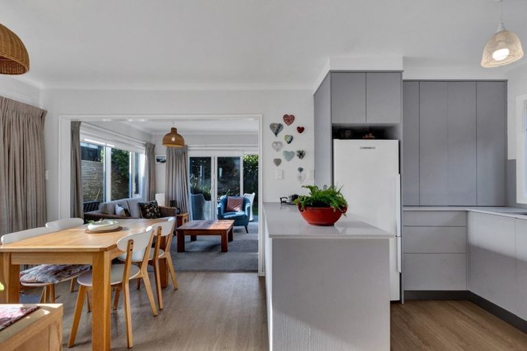 Photo of property in 2/30 Hamblyn Street, Strandon, New Plymouth, 4312