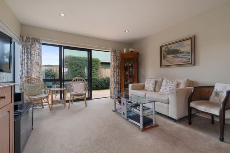 Photo of property in 26 Royalle Mews, Botany Downs, Auckland, 2010