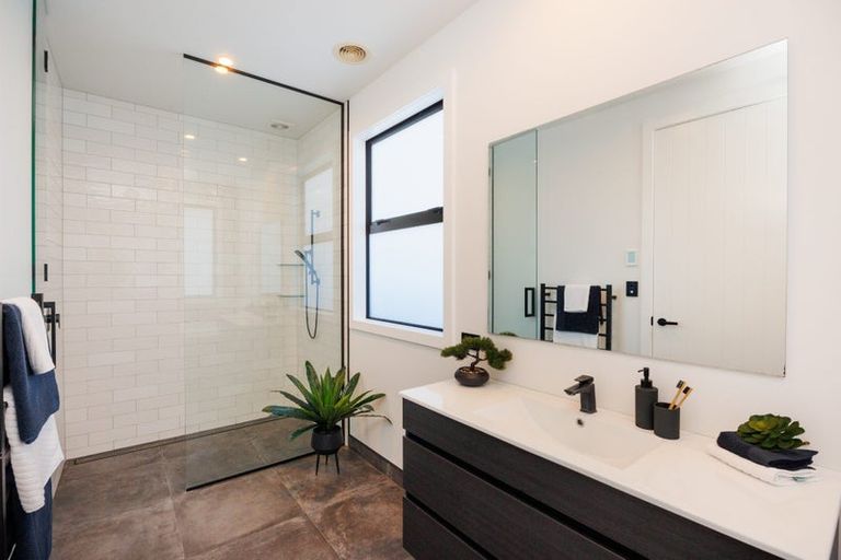 Photo of property in 2 Waimarama Court, Roslyn, Palmerston North, 4414