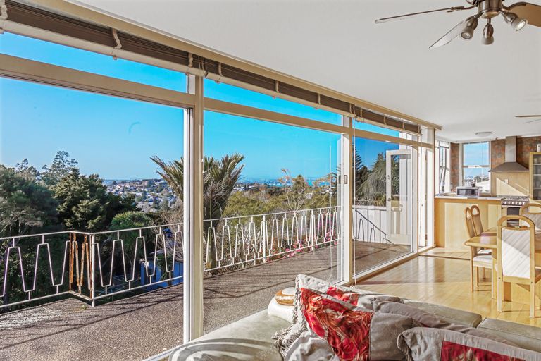 Photo of property in 181 Glenfield Road, Hillcrest, Auckland, 0627