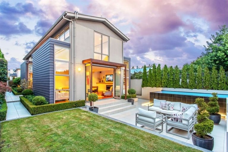 Photo of property in 8 Saint Andrews Square, Strowan, Christchurch, 8052