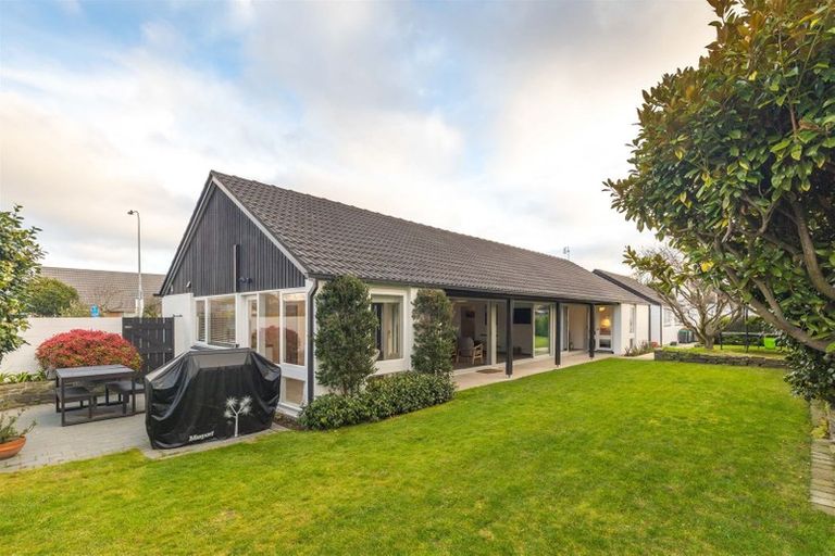 Photo of property in 2 Rutherglen Avenue, Ilam, Christchurch, 8041