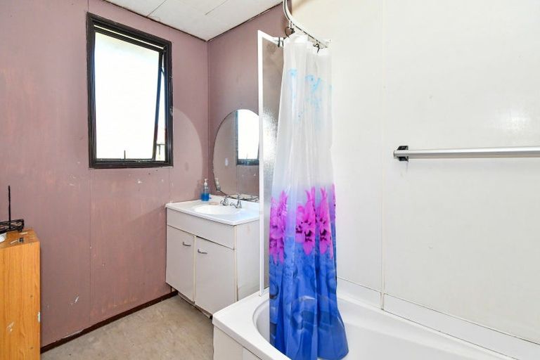 Photo of property in 1/3 Barneys Farm Road, Clendon Park, Auckland, 2103