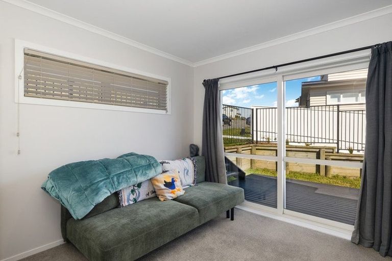 Photo of property in 11 Cirrus Close, Newlands, Wellington, 6037