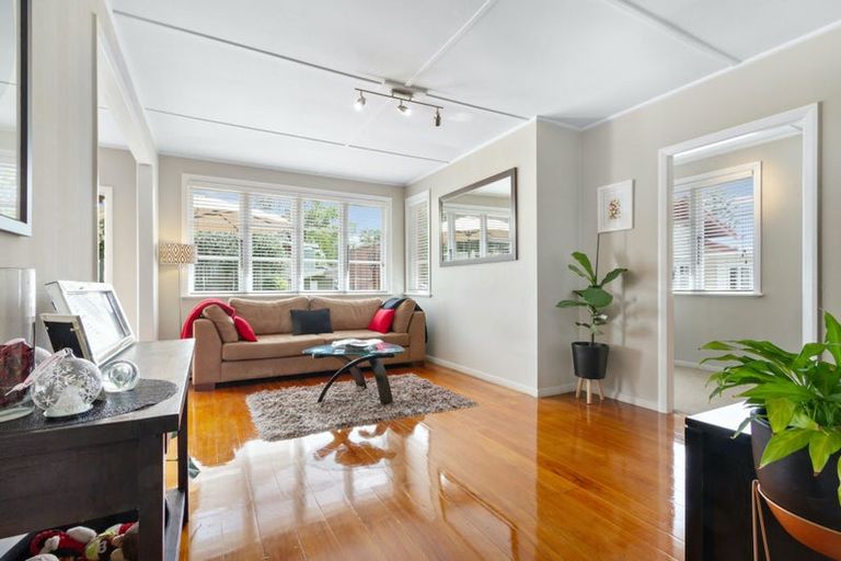 Photo of property in 43 Hutchinson Avenue, New Lynn, Auckland, 0600