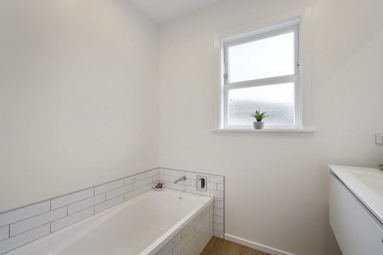 Photo of property in 3 Blenheim Place, Vogeltown, New Plymouth, 4310