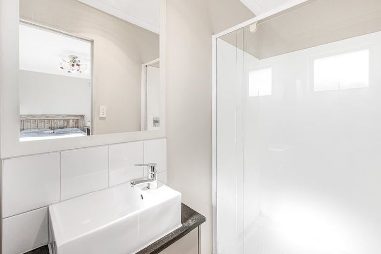 Photo of property in 2 Anna Lane, Glen Eden, Auckland, 0602