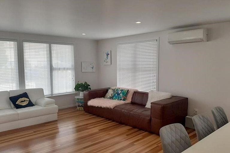 Photo of property in 11 Windrush Close, Mangere, Auckland, 2022