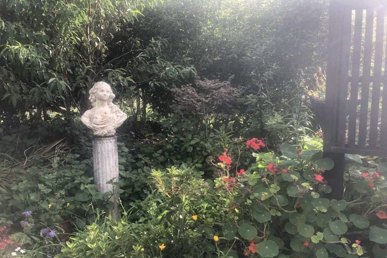 Photo of property in 2 Te Ara Karoiroa Road, Hurford, New Plymouth, 4374