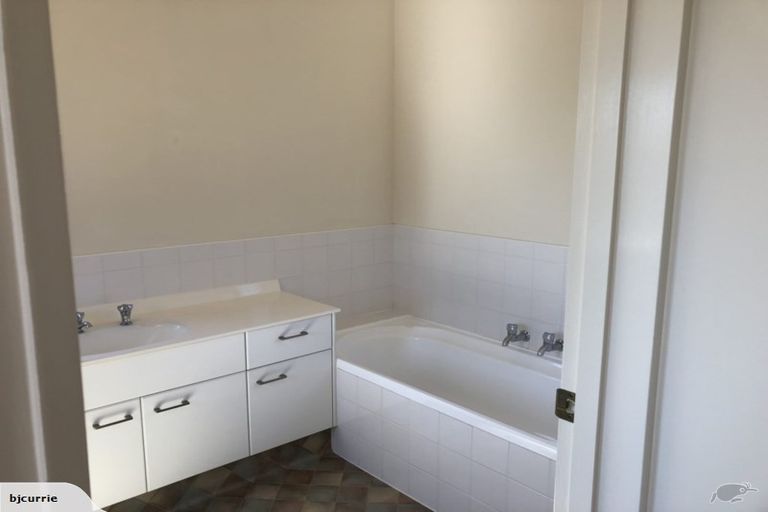 Photo of property in 32 Kilkenny Place, Fitzherbert, Palmerston North, 4410