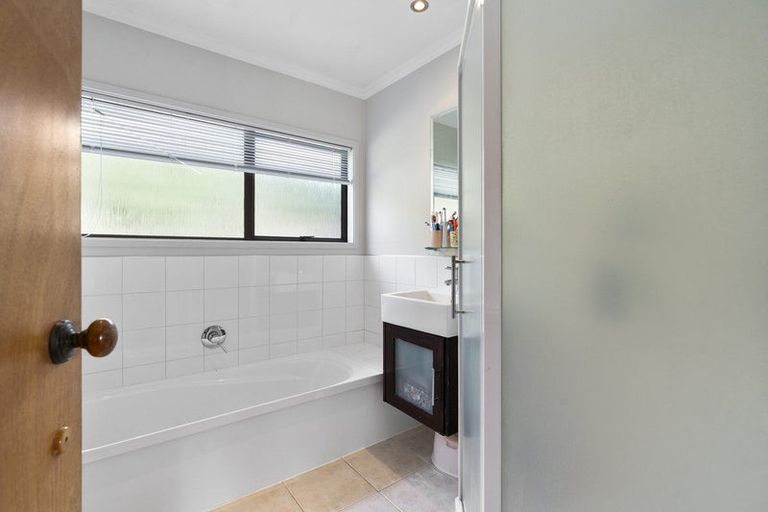 Photo of property in 6 Winstone Place, Highlands Park, New Plymouth, 4312