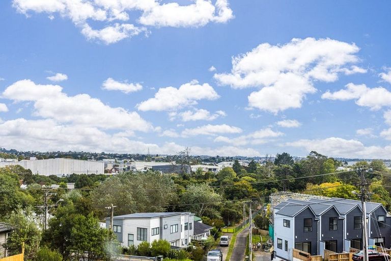 Photo of property in 10 Seymour Road, Sunnyvale, Auckland, 0612