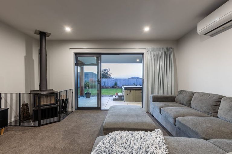 Photo of property in 10 Cyprus Place, Fitzherbert, Palmerston North, 4410