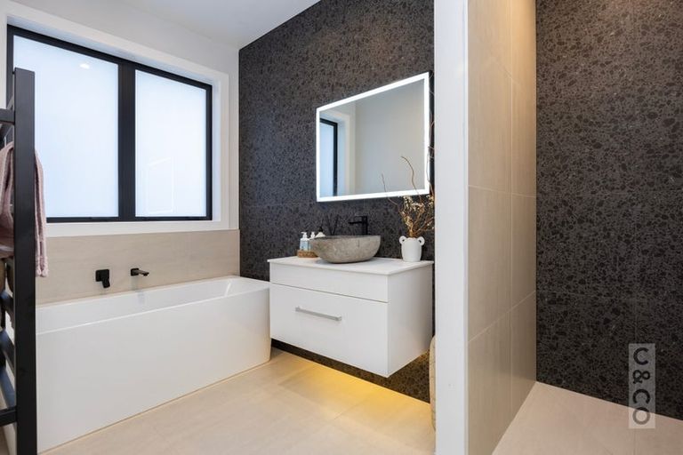 Photo of property in 21 Vogwill Road, Kumeu, 0810