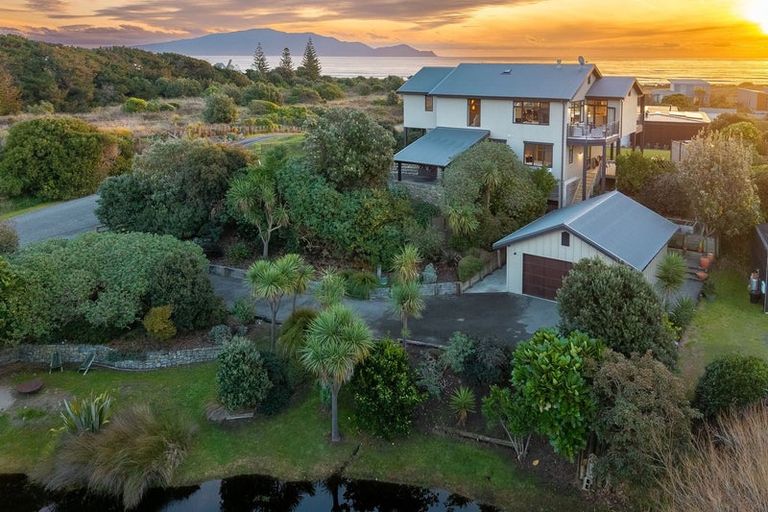 Photo of property in 8 Beachview Grove, Peka Peka, Waikanae, 5391