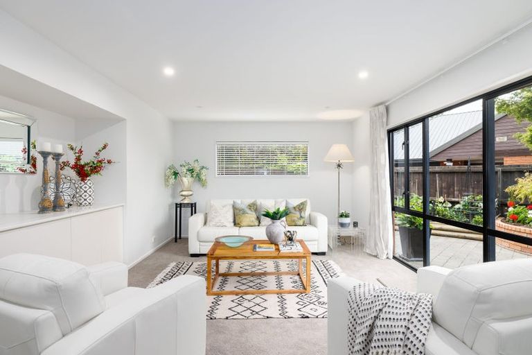 Photo of property in 22 Brockhall Lane, Avonhead, Christchurch, 8042