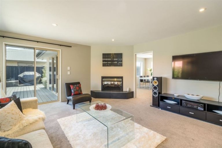 Photo of property in 6 Woodhaven Place, Parklands, Christchurch, 8083