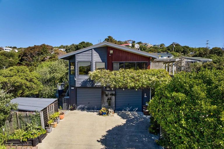 Photo of property in 20 Grays Road, Plimmerton, Porirua, 5026