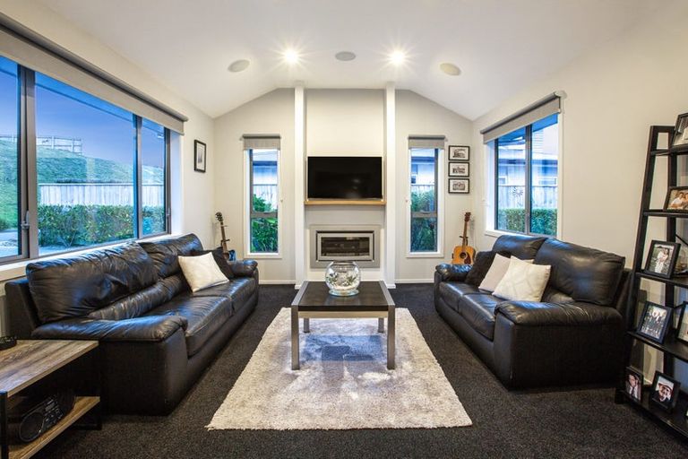 Photo of property in 7 Manapouri Lane, Aotea, Porirua, 5024