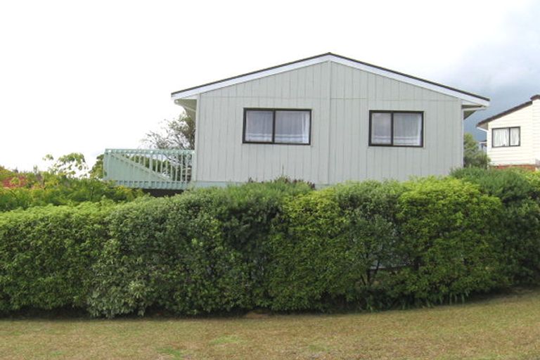 Photo of property in 3 Raphael Place, West Harbour, Auckland, 0618