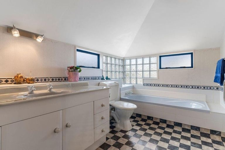 Photo of property in 40 Mccahill Views, Botany Downs, Auckland, 2010