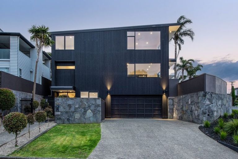 Photo of property in 18a Eastcliffe Road, Castor Bay, Auckland, 0620