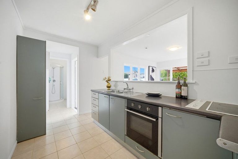 Photo of property in 102 Taikata Road, Te Atatu Peninsula, Auckland, 0610