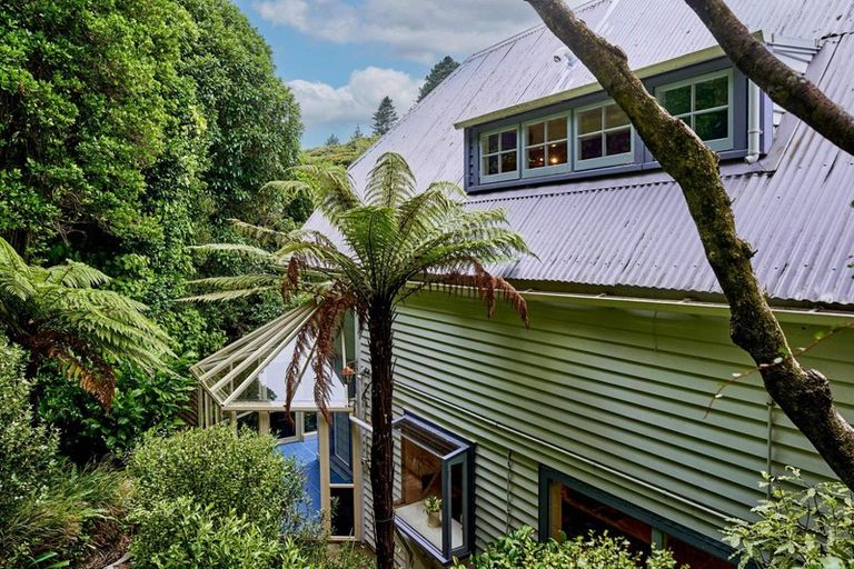 Photo of property in 88 Airlie Road, Plimmerton, Porirua, 5026