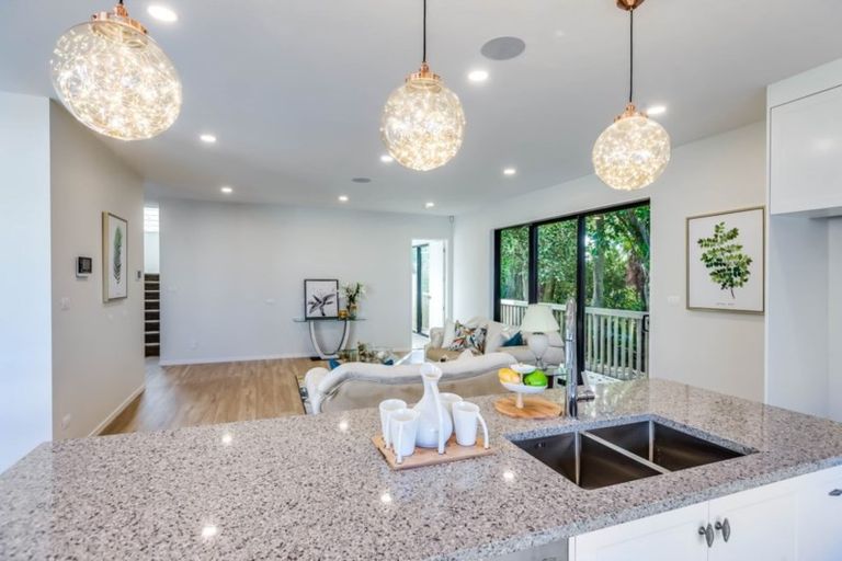 Photo of property in 1 Ti Kouka Place, Te Atatu Peninsula, Auckland, 0610