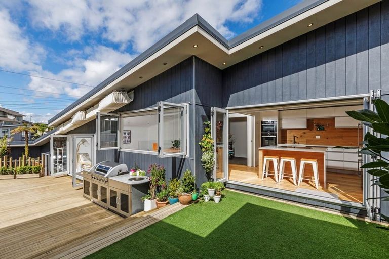 Photo of property in 70 Rising Parade, Fairview Heights, Auckland, 0632