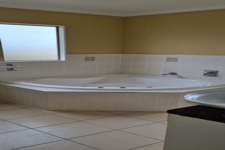 Photo of property in 17 Maidstone Place, Oteha, Auckland, 0632