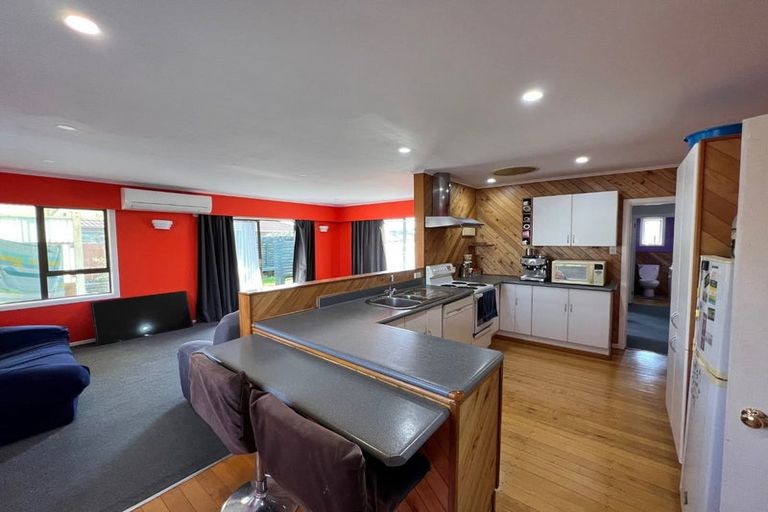 Photo of property in 94 Triangle Road, Massey, Auckland, 0614