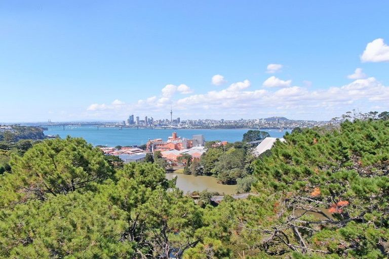 Photo of property in 28 Blundell Place, Chatswood, Auckland, 0626