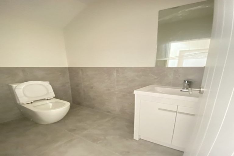 Photo of property in 22 Lorikeet Place, Unsworth Heights, Auckland, 0632