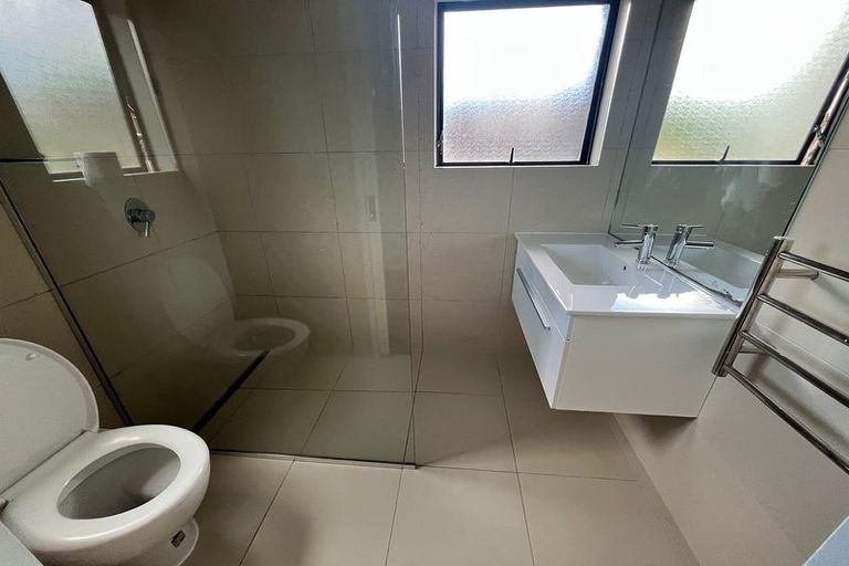 Photo of property in 1/179 Wiseley Road, West Harbour, Auckland, 0618