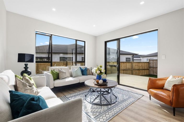 Photo of property in 23 Vinistra Road, Kumeu, 0810