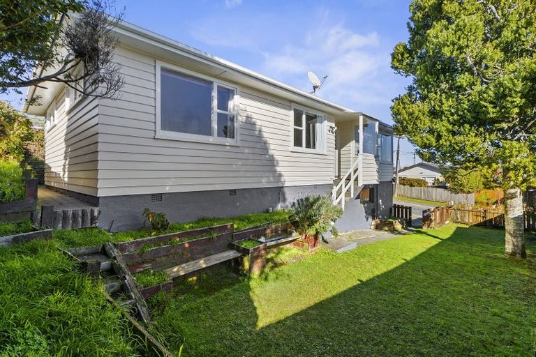 Photo of property in 3a Kinapori Terrace, Newlands, Wellington, 6037