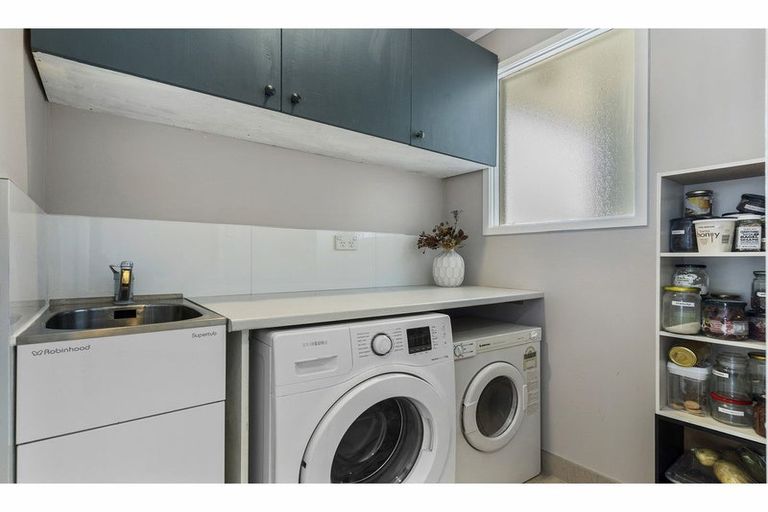 Photo of property in 43 Archmillen Avenue, Pakuranga Heights, Auckland, 2010