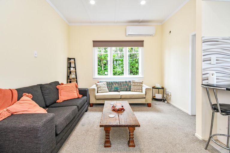 Photo of property in 2c Waiari Road, Conifer Grove, Takanini, 2112