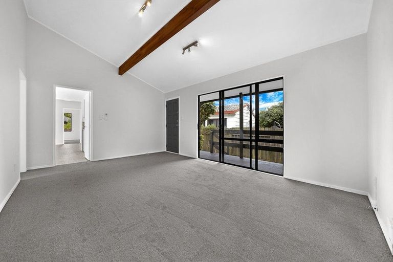 Photo of property in 77 Meadowvale Rise, Titirangi, Auckland, 0604