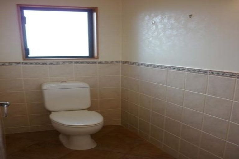 Photo of property in 1/885 East Coast Road, Northcross, Auckland, 0632