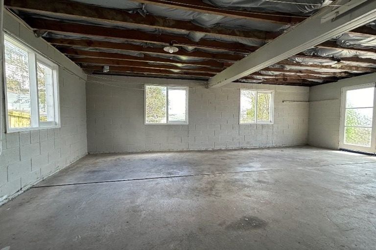 Photo of property in 2/90 Te Atatu Road, Te Atatu South, Auckland, 0610