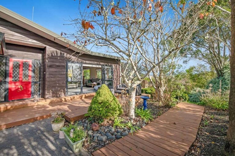 Photo of property in 2 Hand Road, Helensville, 0800