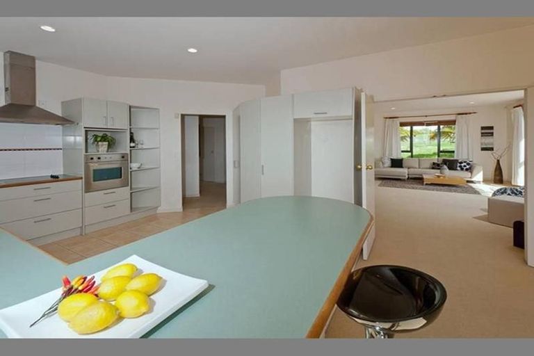 Photo of property in 11 Trotting Terrace, Fairview Heights, Auckland, 0632