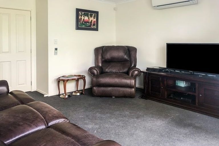 Photo of property in 1 Thomas Hamer Place, Greenhithe, Auckland, 0632